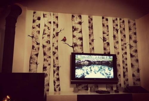 okrašena stena dnevne sobe